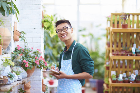 在店里一个快乐年轻男性花店的肖像