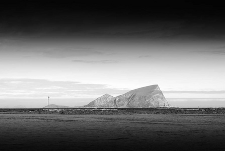 黑色和白色挪威岛风景背景
