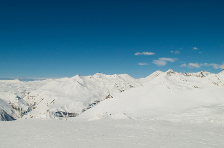 冬天大雪下的高山