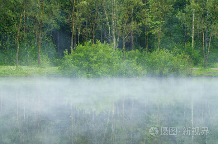 在湖中的水的蒸发现象