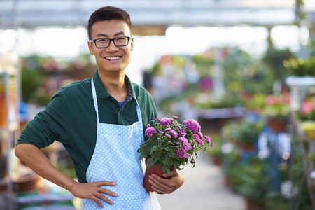 在店里一个快乐年轻男性花店的肖像