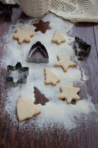 曲奇饼撒上糖粉。糖粉的节日符号形式的传统圣诞饼干。