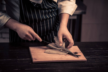 厨师在板上切割鱼
