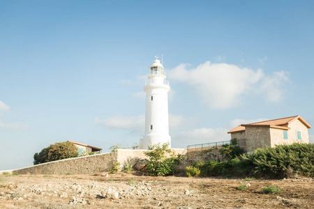 夏日风景与白色的灯塔。塞浦路斯帕福斯