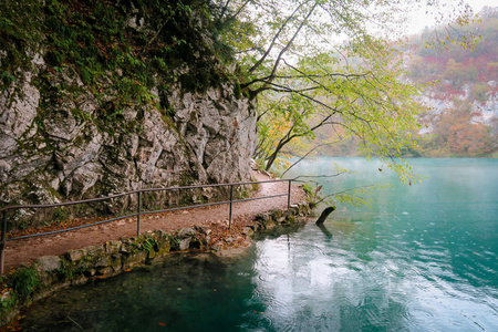 秋天的心情在十六湖国家公园与旅游翡翠湖和前雨岩石之间的路径