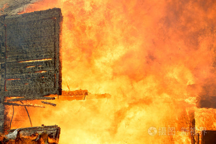 房子着火了.建筑物被火焰覆盖.火焰木建筑