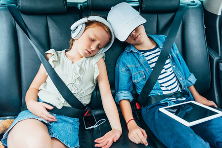 孩子们睡在车后座上