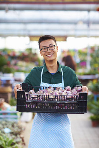 在店里一个快乐年轻男性花店的肖像