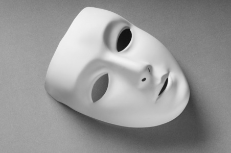 带有白色塑料面具的戏剧概念