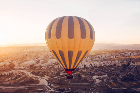 卡帕多西亚著名的旅游胜地是空中飞行。卡帕多西亚被称为世界各地与气球飞行的最佳场所之一。卡帕多细亚，土耳其