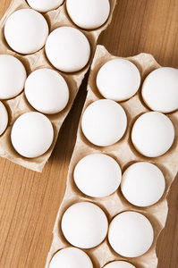 木桌上有许多白鸡蛋