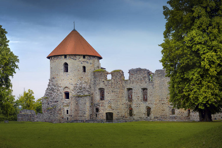 利沃尼亚的中世纪城堡废墟中钗照片