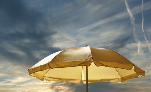 沙滩伞顶着晴朗的夏日天空