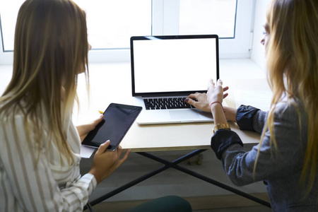 它的程序员键入代码的程序员照片