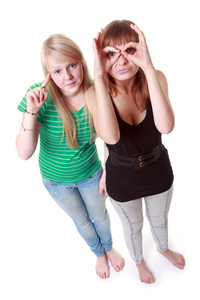 两个女孩站着做鬼脸图片