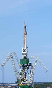 海洋货物港口。 cranes。 克罗地亚普拉