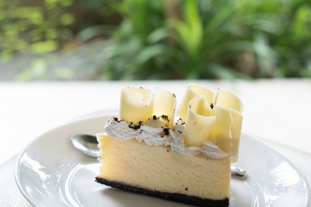 美味的白巧克力蛋糕。在白板上的美味甜点。何