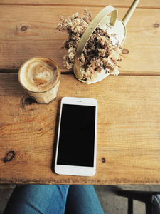 智能手机与咖啡杯