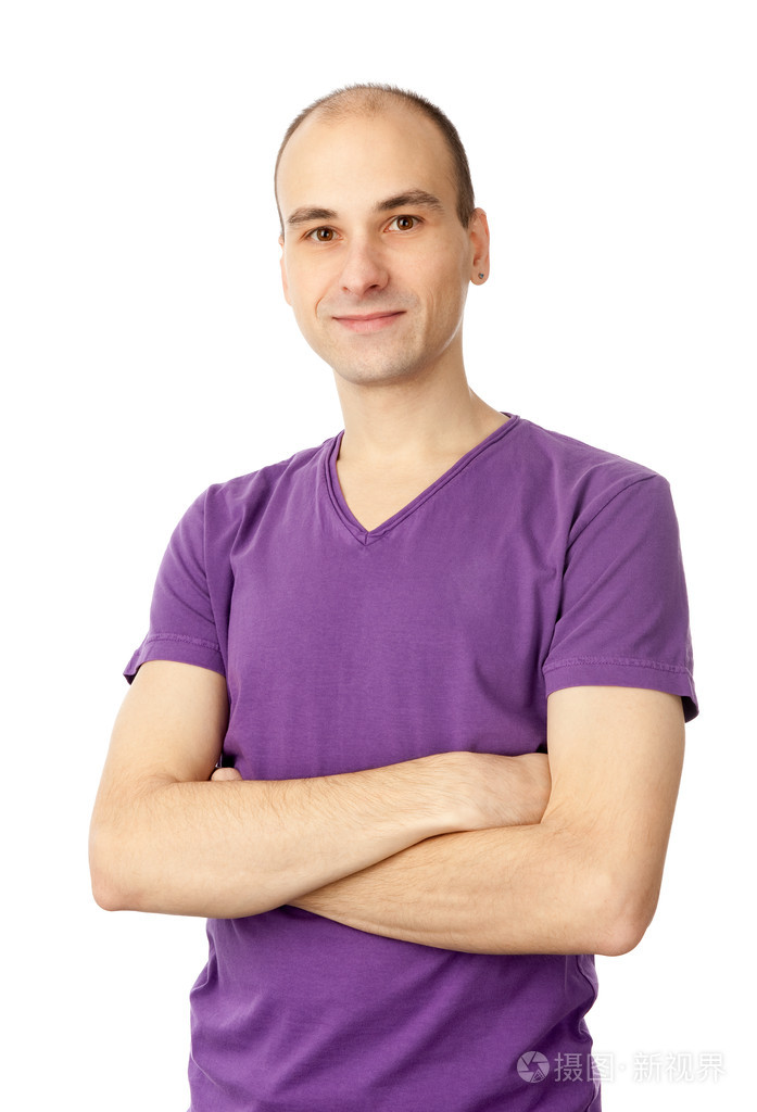 站着的年轻人双臂交叉