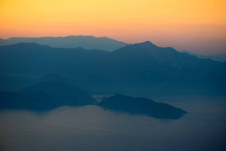 橘黄色的夕阳在山中。查看从高度