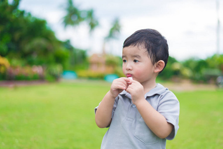 在阳光下，操场上的亚洲小孩浅 D