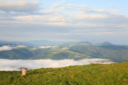 夏季多云山地