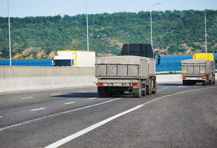 与公路 航运和运输概念上货物的卡车