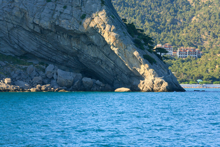 夏季岩石海岸