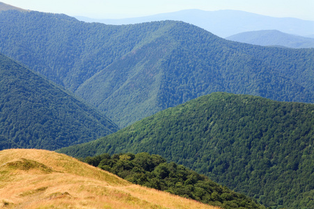 夏日朦胧的山景