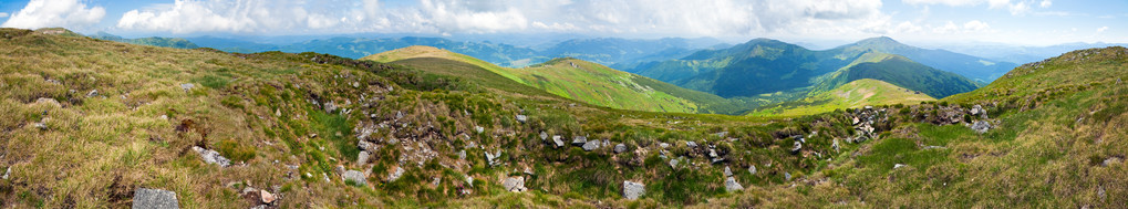 夏日山全景