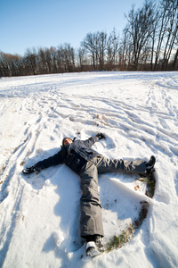 快乐的孩子在雪地里玩耍