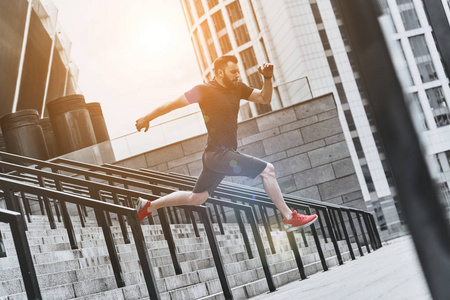 楼梯灯光积极的人在楼梯上跳照片