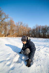 快乐的孩子在雪地里玩耍