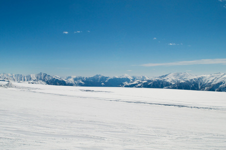 冬天大雪下的高山