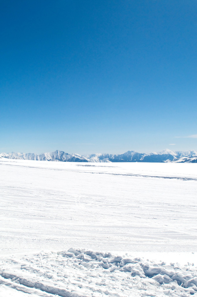 冬天大雪下的高山