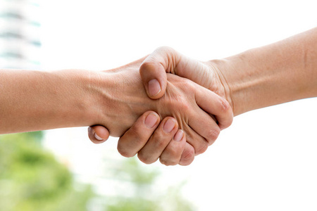 达成协议后握手的商业伙伴建立密切照片