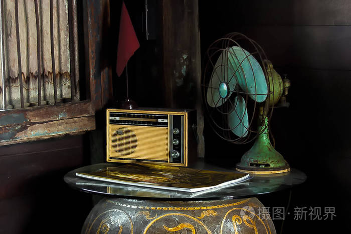 静物与老式的家用电器