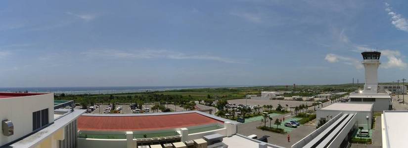 从石垣机场屋顶的露台太平洋的全景视图