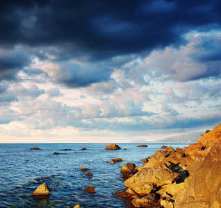 夏天的风景有海石和多云的天空。
