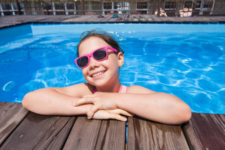 在游泳池中游泳的小女孩照片