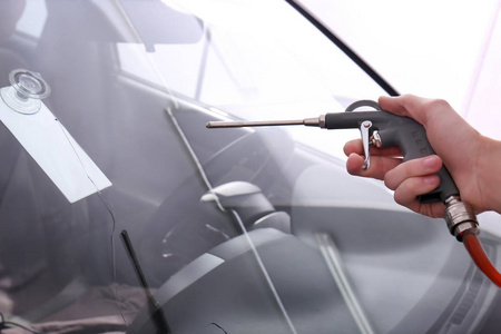 专家窗口专家固定在修理厂汽车挡风玻璃上的裂纹照片