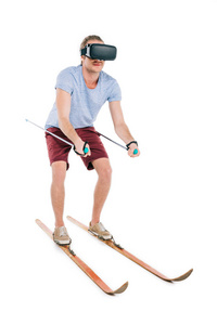 在虚拟现实耳机滑雪的人