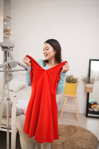 试穿新衣服的女孩照片