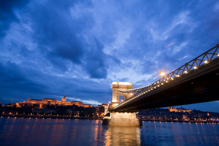 布达佩斯夜间链桥和布达城堡