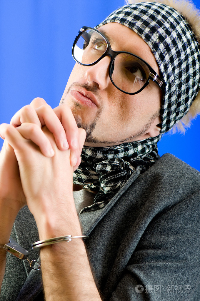 摄影棚里戴眼镜的男人