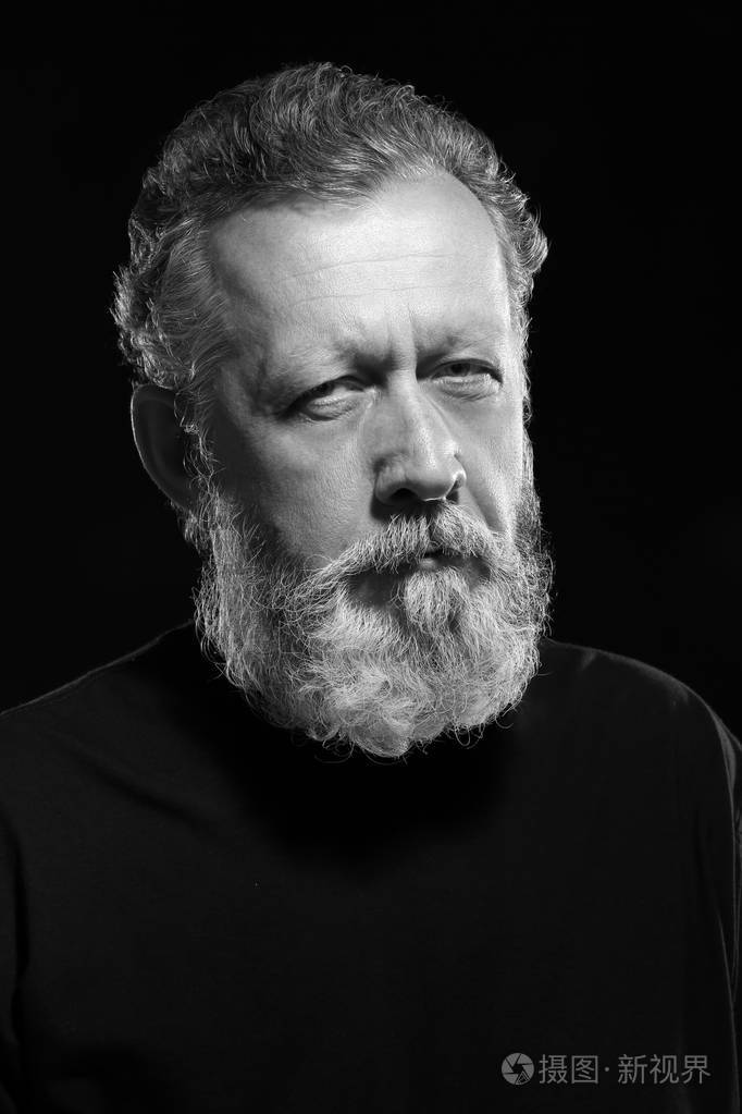 帅老头在黑色的背景