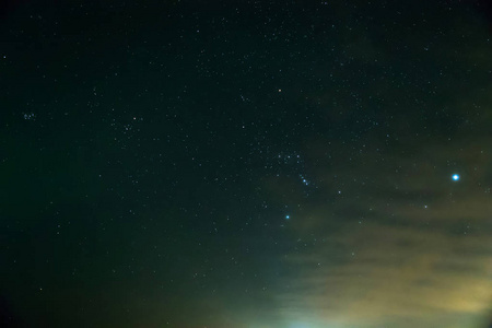 布满星星的夜空。银河，我们的星系