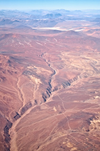 智利地震后沙漠裂缝图片