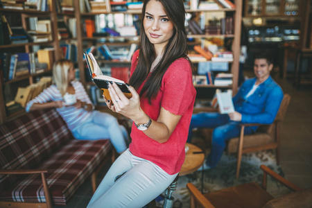 Schler lesen Bcher in der Bibliothek