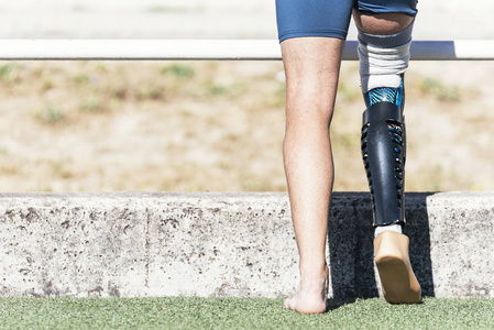 关闭了残疾的男子运动员与腿假肢照片